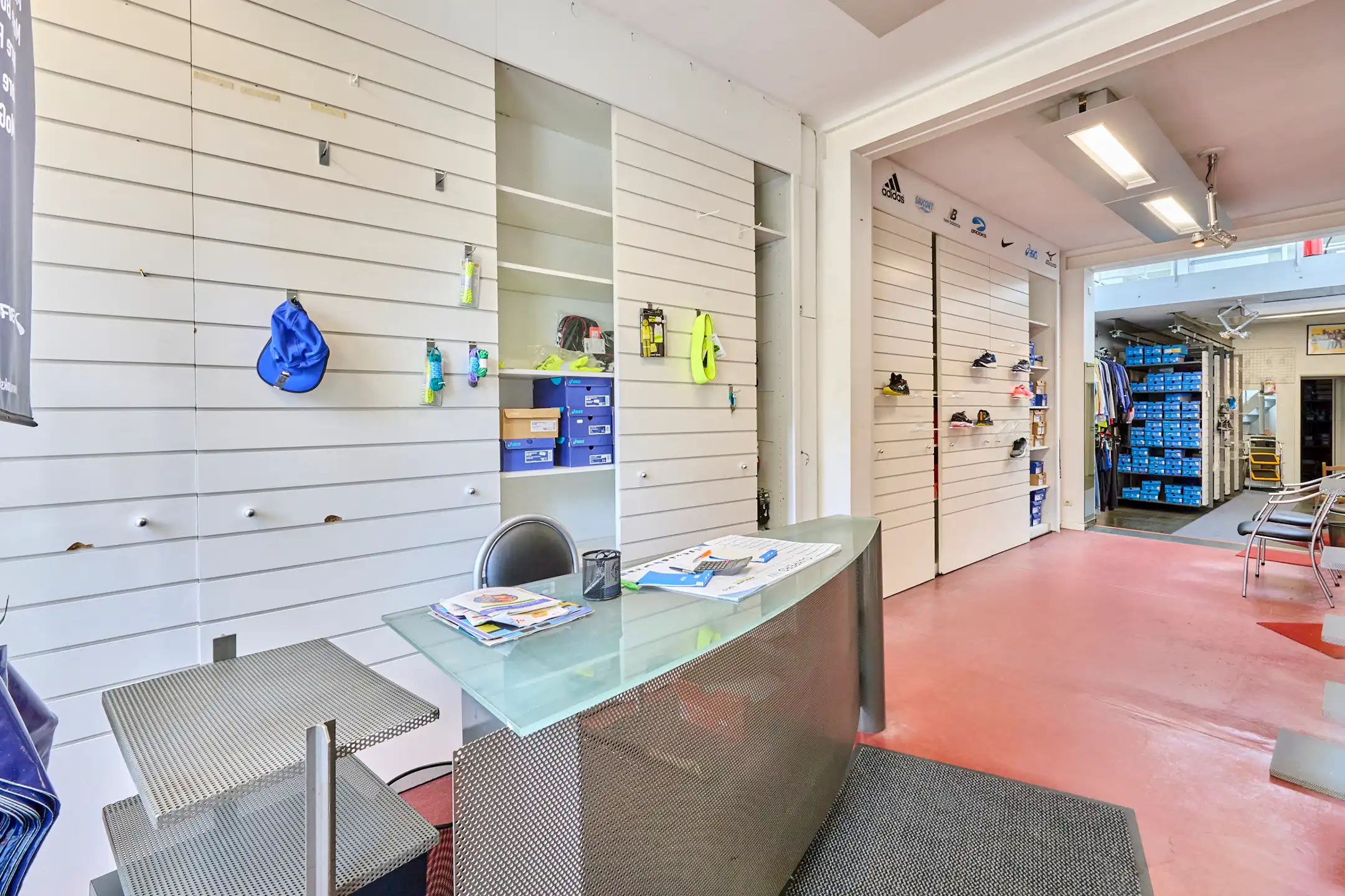 Ruim handelspand met bovenliggend appartement foto 3