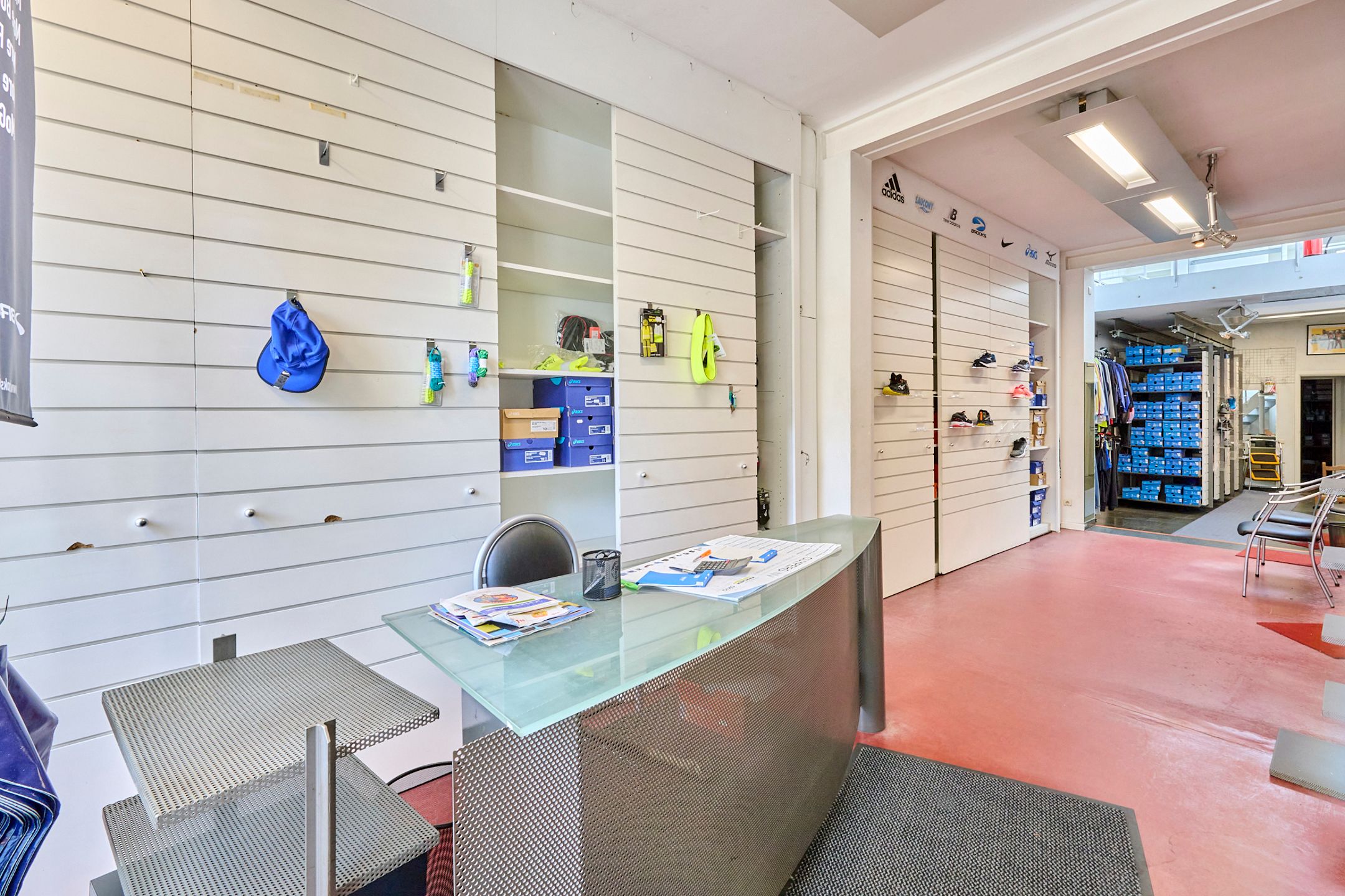 Ruim handelspand met bovenliggend appartement foto 3