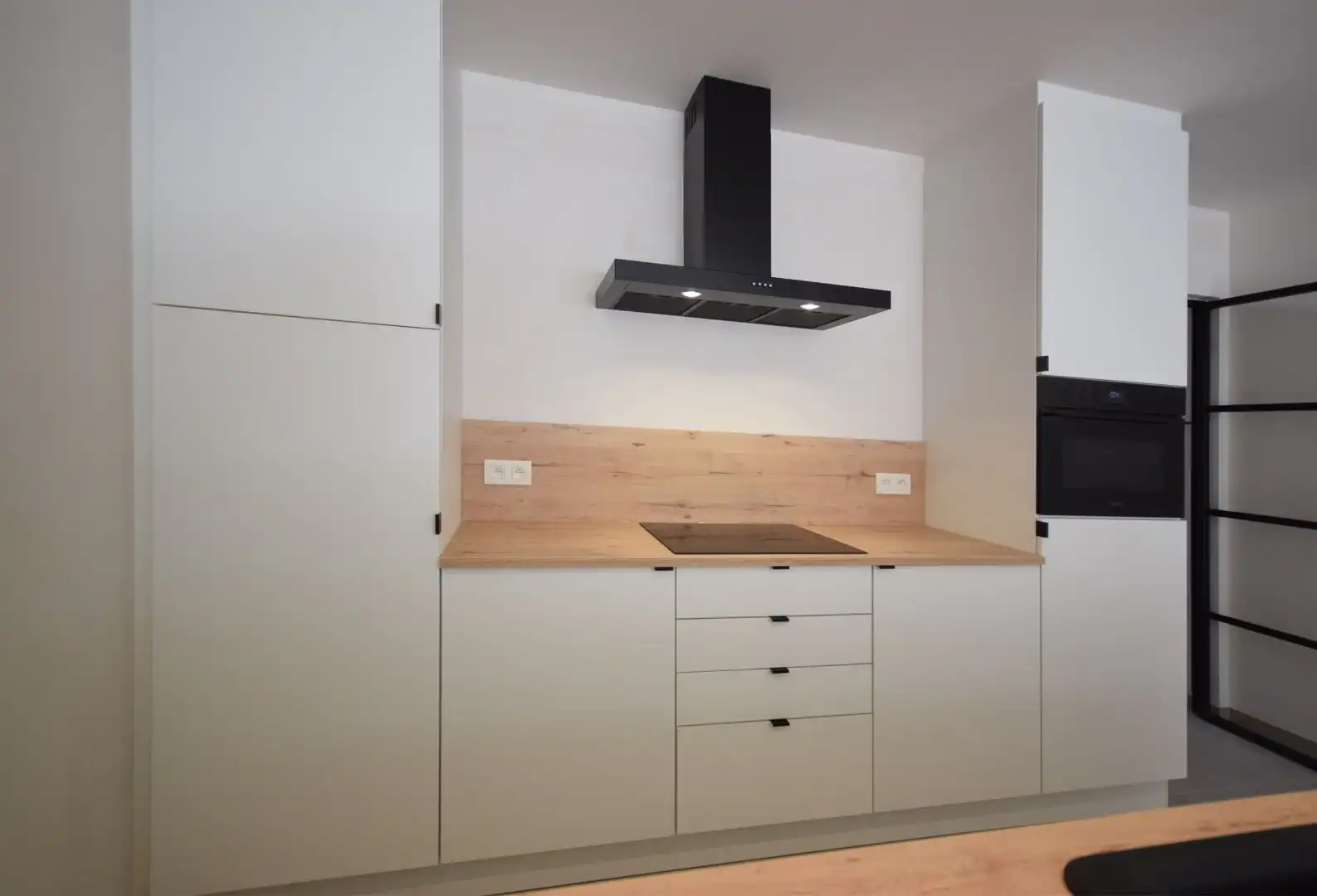 STIJLVOL VOLLEDIG GERENOVEERDE WONING MET STADSTUIN NABIJ HET CENTRUM VAN ROESELARE foto 5