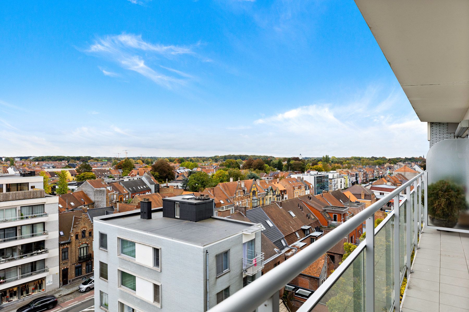 Ruim 2 slpk. zicht-appartement met garagebox foto 4