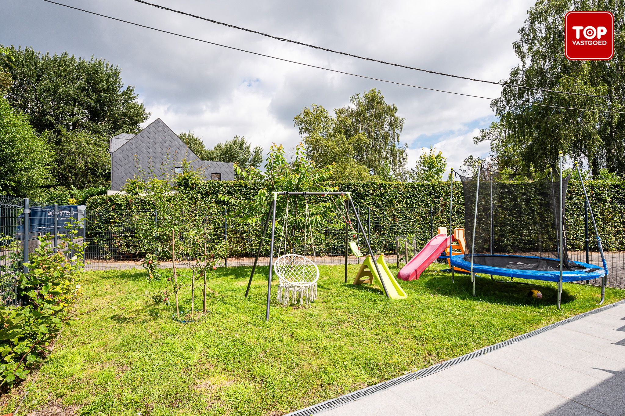 Totaal gerenoveerde woning met 4 slaapkamers, tuin en garage.  foto 24