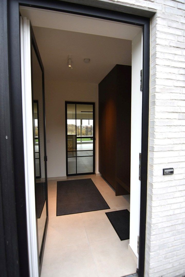 Prachtig afgewerkte nieuwbouw woning in leuke woonwijk foto 5