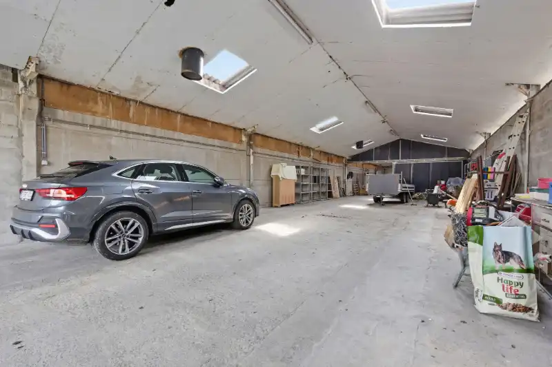 Villa met loods foto 24