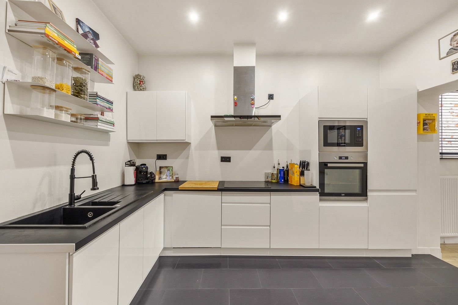 Instapklare, volledig gerenoveerde woning met hoge plafonds en zonnige tuin (±100m²) in hartje Hemiksem foto 7