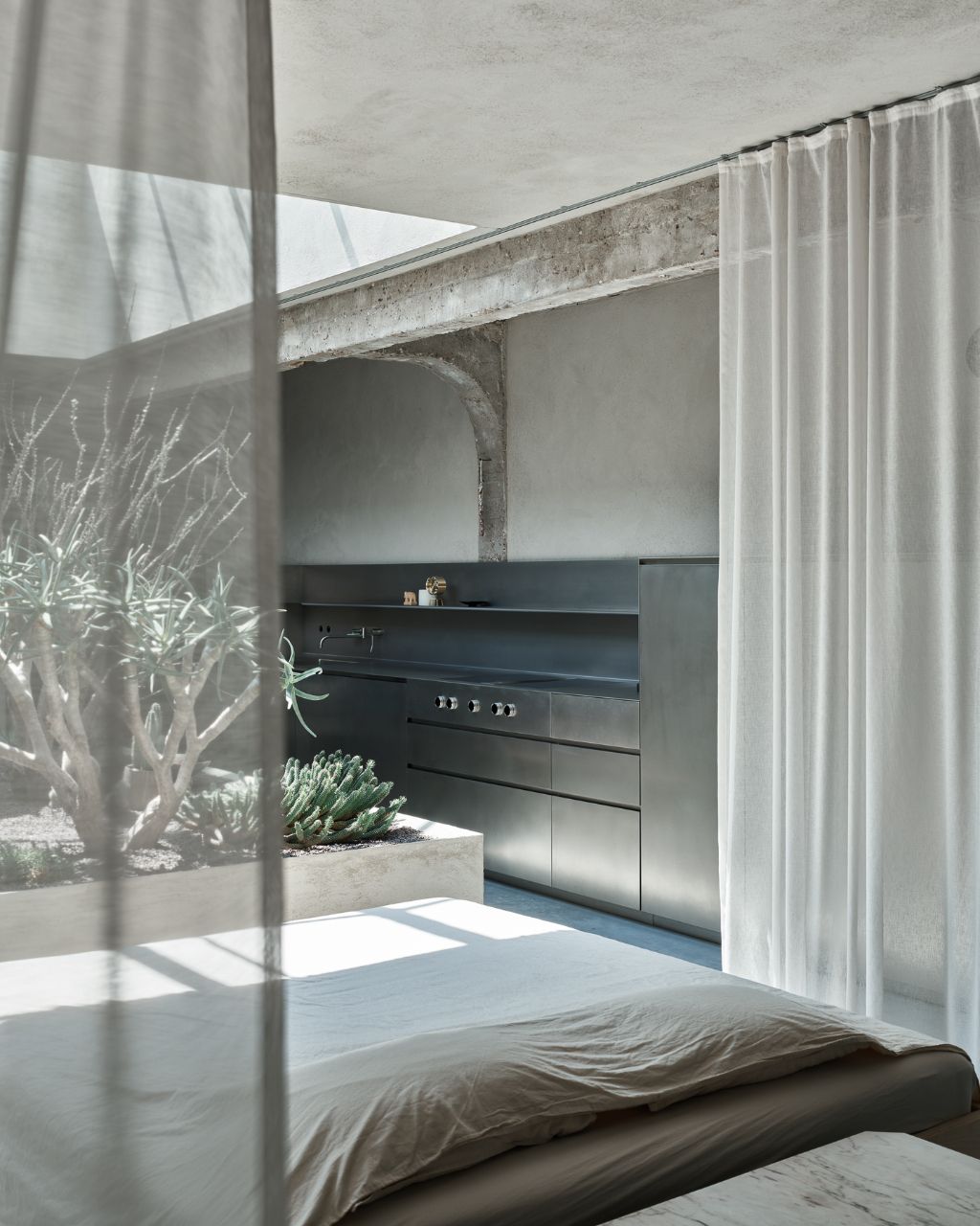 Uniqum - Architectuur tot op haar essentie. Een bijzonder doordacht brutalistisch appartement met tuin op een gegeerde locatie nabij het Sint-Pietersstation. foto 4