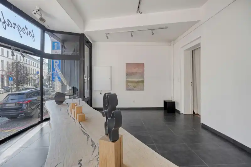 Handelspand met brede glasgevel en uitstekende visibiliteit in centrum Mechelen foto 4