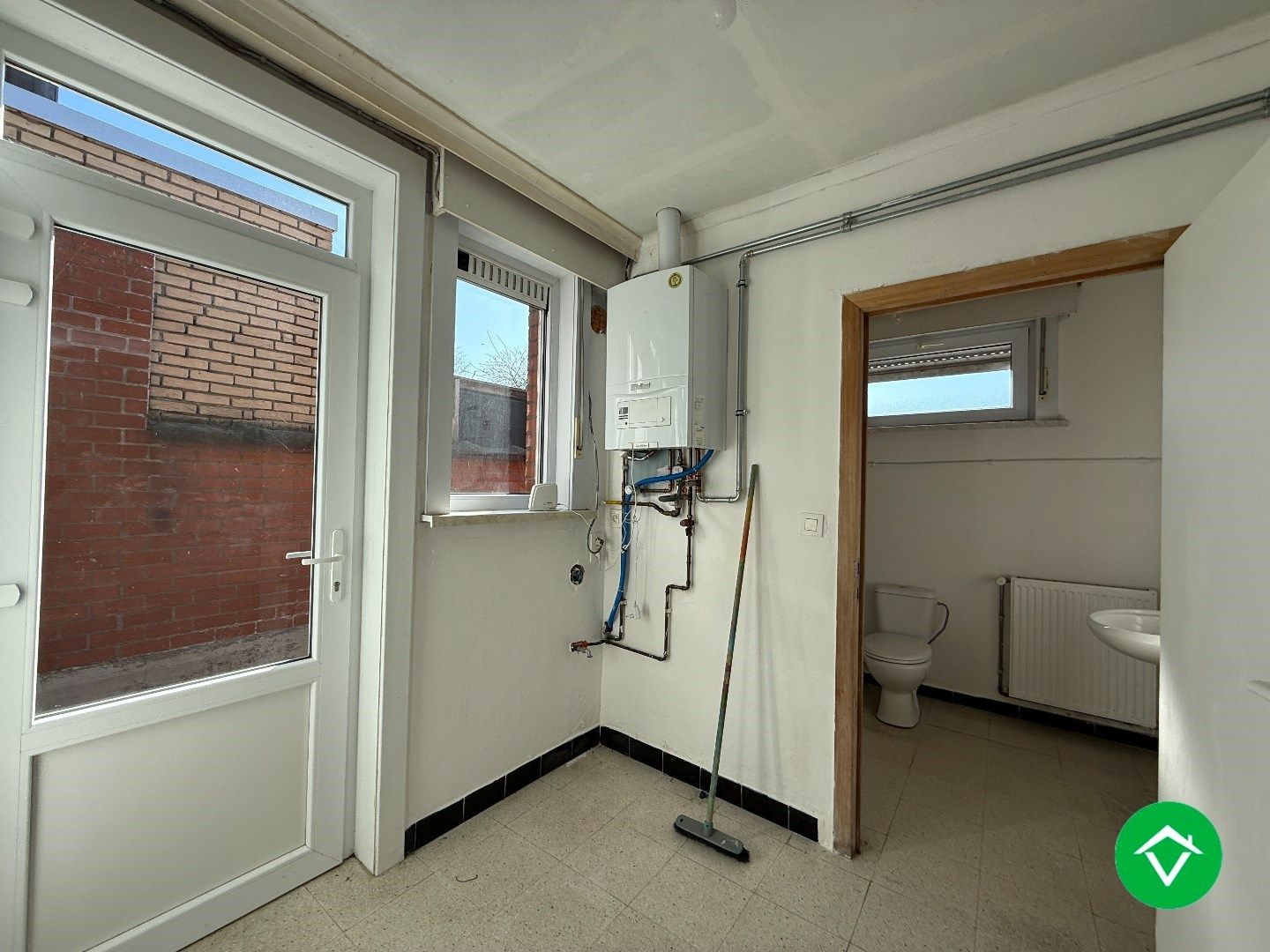 Instapklare rijwoning met 2 slaapkamers, zolder en koer in centrum Roeselare foto 8