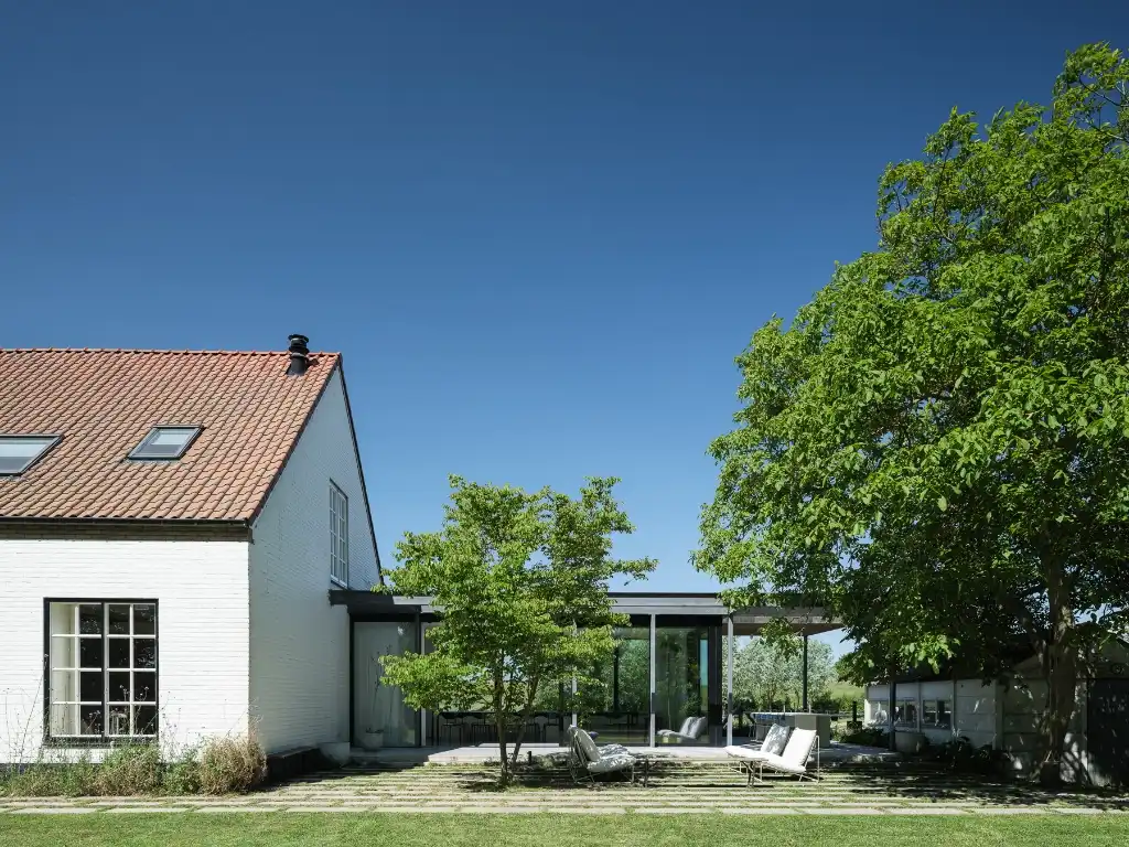 Breskens – Uitzonderlijke eigendom waar authenticiteit, karakter en strakke architectuur naadloos in elkaar samenvloeien op een exclusieve locatie tussen de velden en op een boogscheut van het strand. foto 2