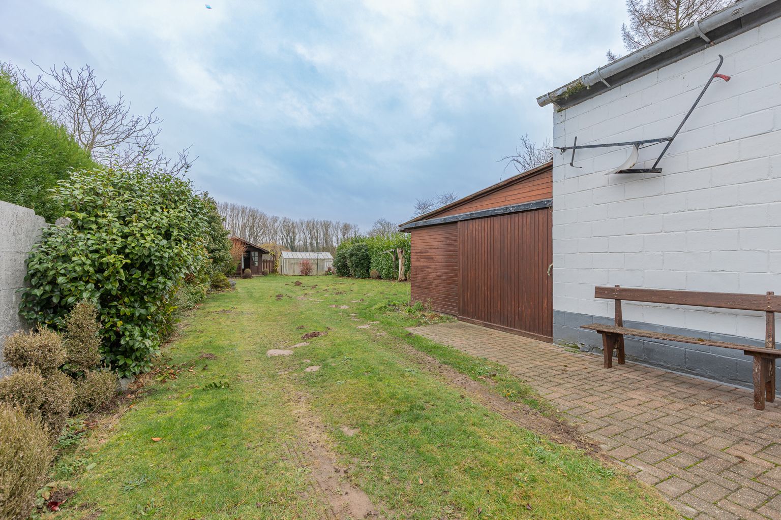 Ruime te renoveren gezinswoning met 4 slpks! foto 20