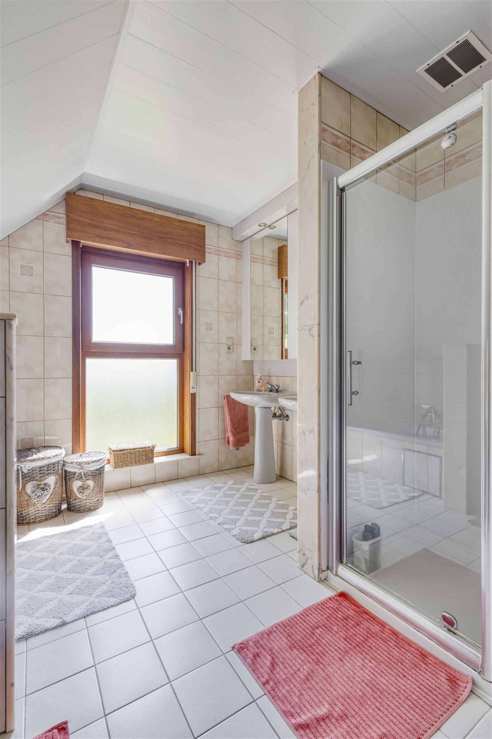 Huis + weiland foto 18