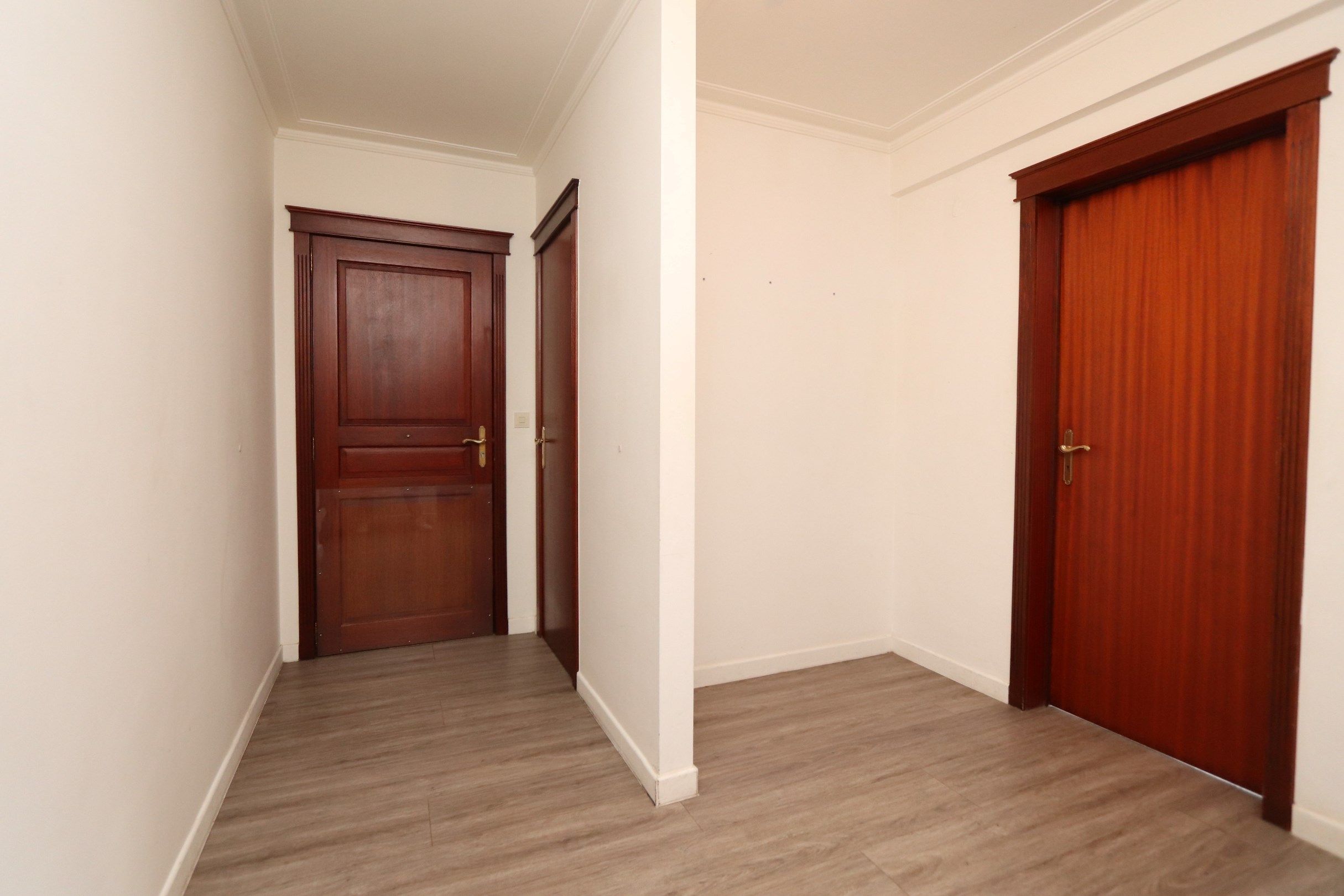 CENTRAAL GELEGEN, RUIM APPARTEMENT MET GARAGE foto 2