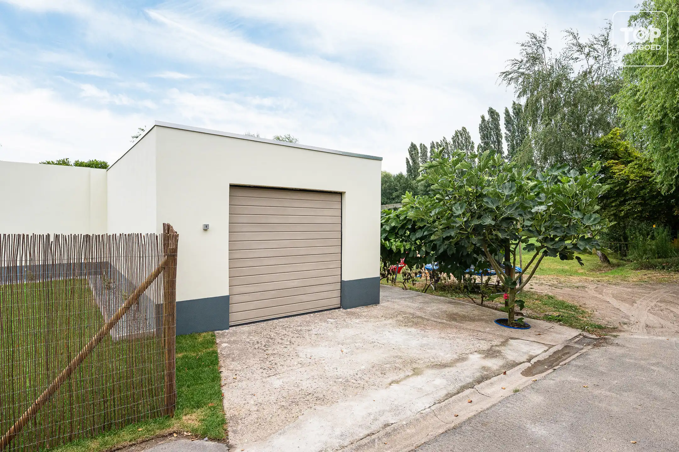 Totaal gerenoveerde woning met 3 slaapkamers, tuin en garage. foto 11