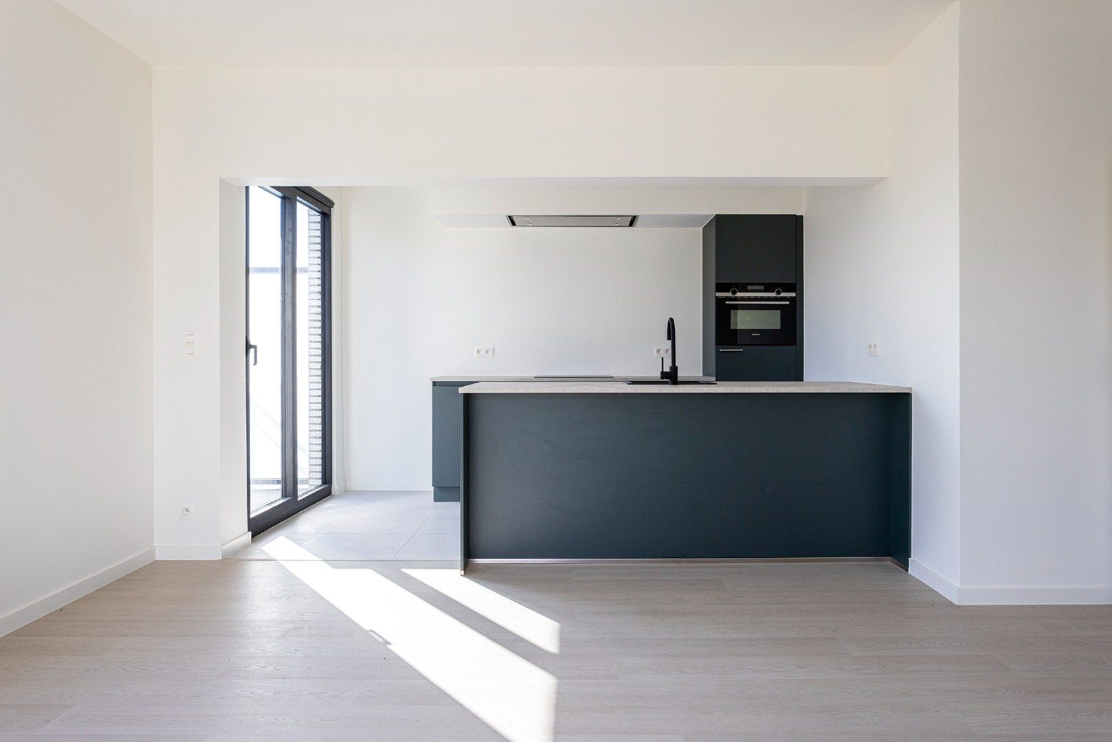 Ruim vernieuwbouw 2-slaapkamer appartement nabij De Roma! foto {{pictureIndex}}