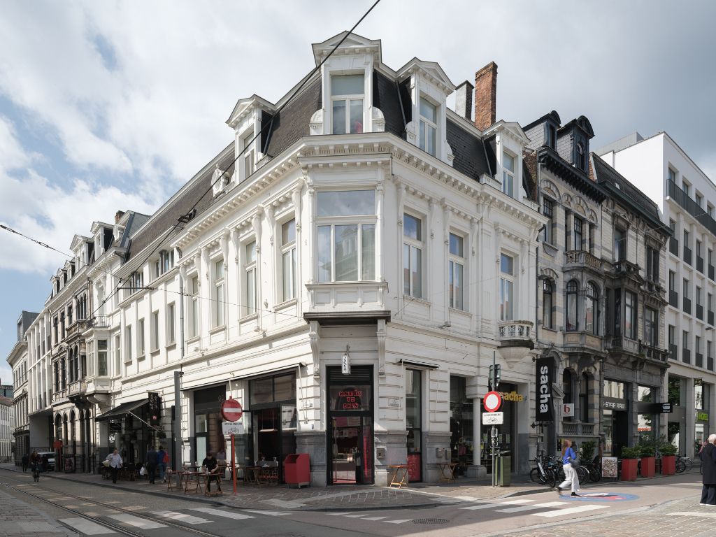 Klassevol herenhuis-appartement met ruim terras, gelegen op de eerste verdieping van een karaktervol gebouw. foto 18