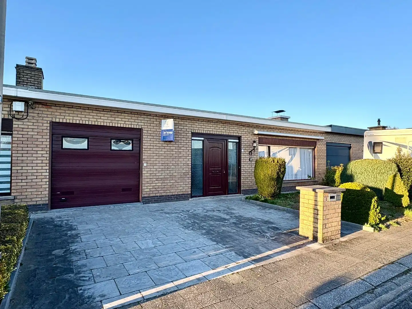 Hoofdfoto van de publicatie: Gelijkvloerse woning op 408m² met 3slks, garage en tuin.