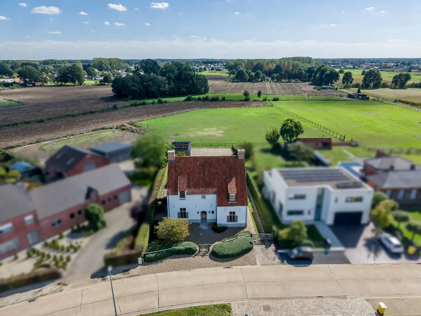 Prachtig afgewerkte villa met 4 slpks en 2 badkamers , landelijk gelegen op 1.080 m² ! foto 50