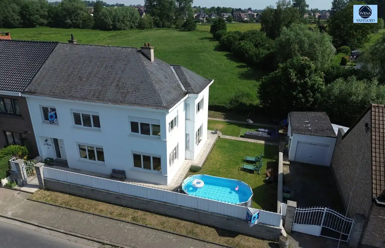 Hoofdfoto van de publicatie: VERNIEUWDE WONING MET 4 SLAAPKAMERS EN TUIN 