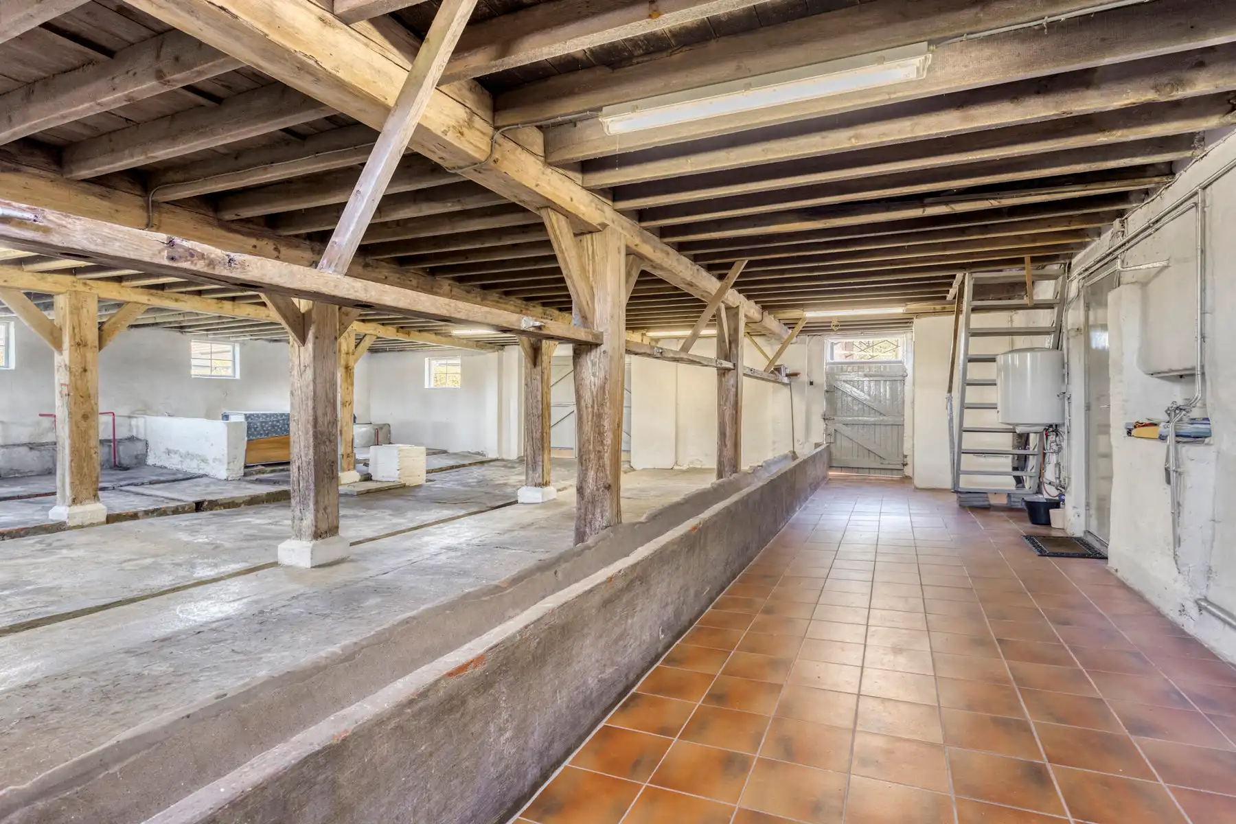 Ruime authentieke hoeve op een perceel van 47.440m². foto 13