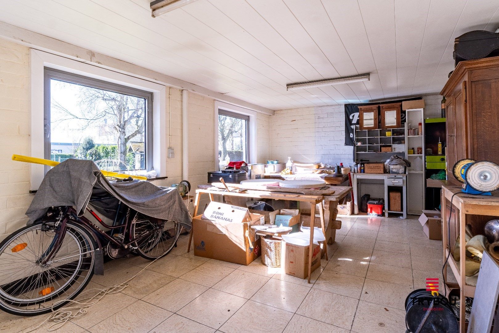 Ruime alleenstaande woning met inpandige garage, magazijn en aangelegde tuin op 1149m² foto 14
