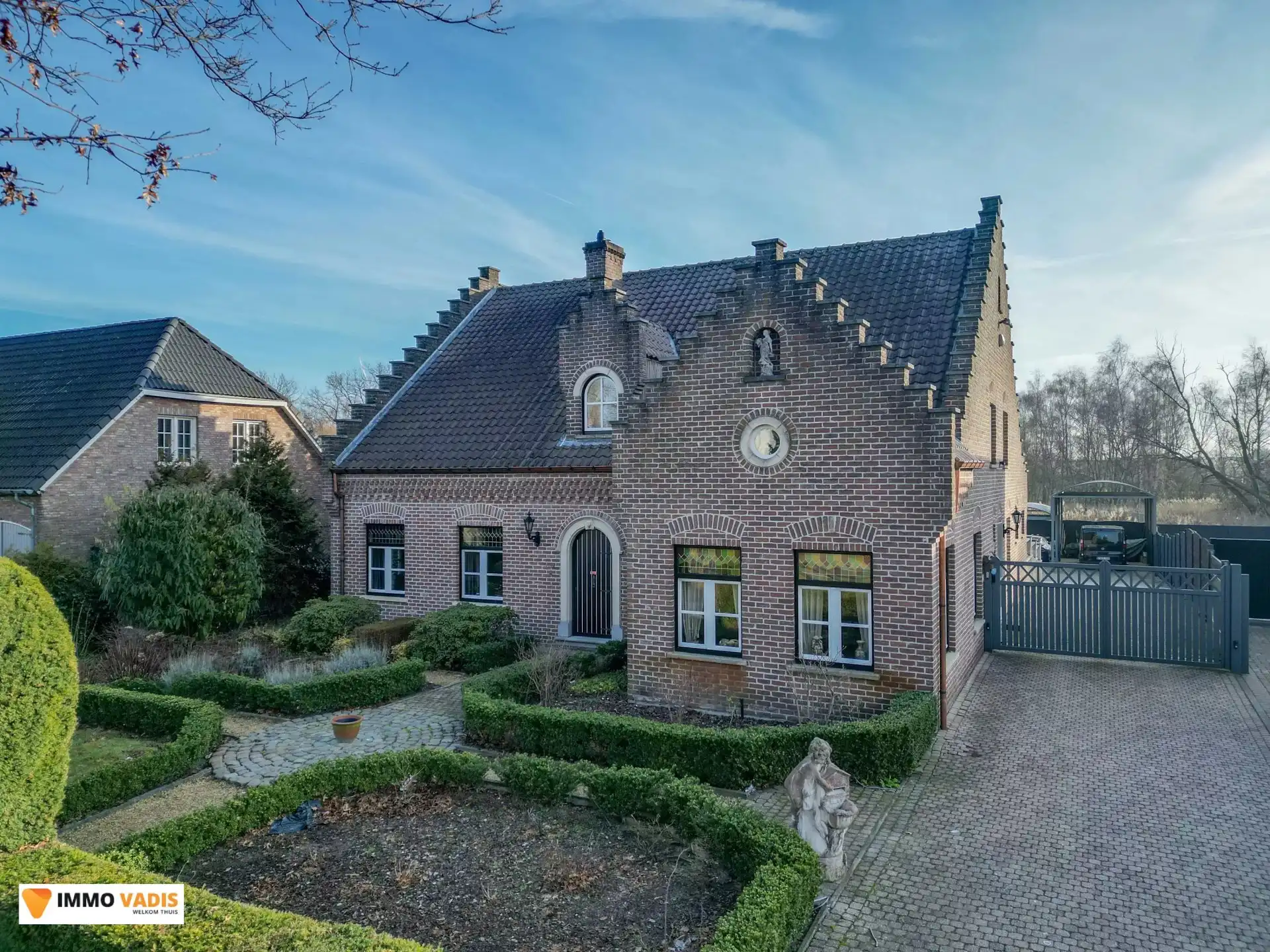 Gunstig gelegen, charmante en uitstekend onderhouden villa foto {{pictureIndex}}