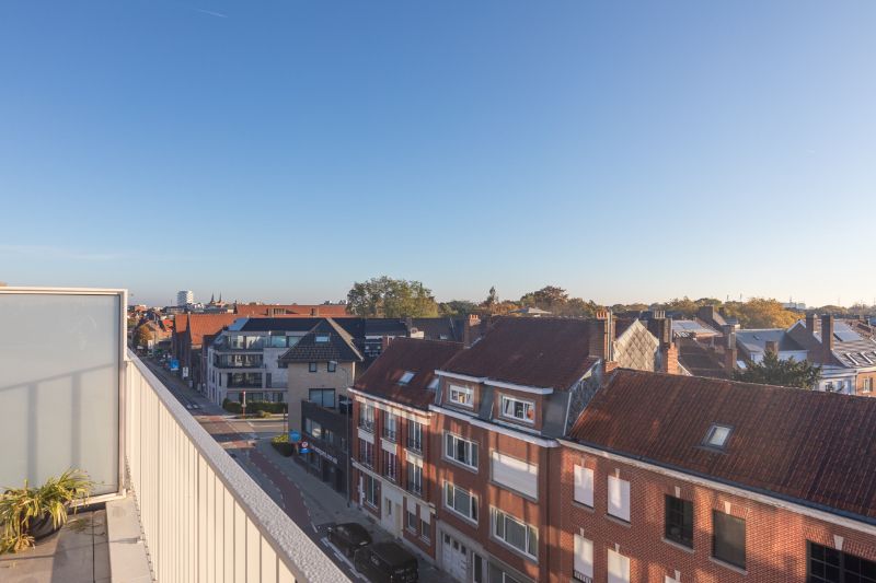 Volledig vernieuwd, centraal gelegen, lichtrijk, instapklaar 1- slaapkamer appartementje met groot terras (energilabel C, elektriciteit goedgekeurd...). foto 10