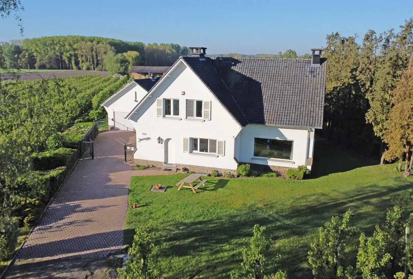 Hoofdfoto van de publicatie: Villa + voorgelegen bouwgrond in residentiële straat 