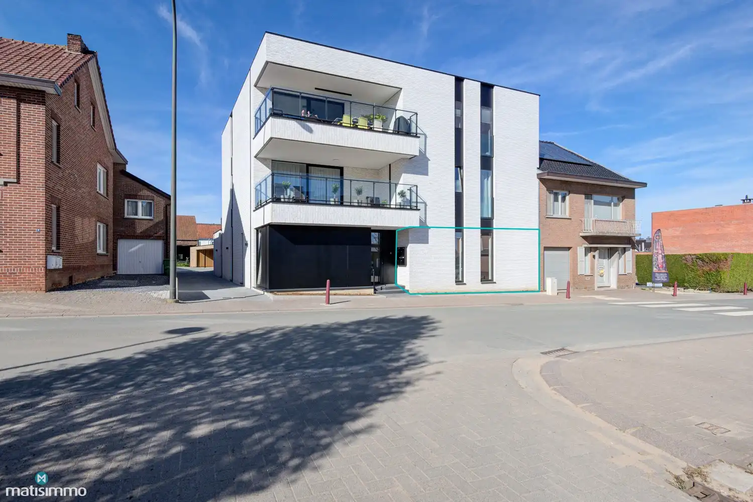 INSTAPKLAAR NIEUWBOUW GELIJKVLOERSAPPARTEMENT MET RUIM TERRAS, BUITENBERGING EN CARPORT IN HET HARTJE VAN HOESELT foto {{pictureIndex}}