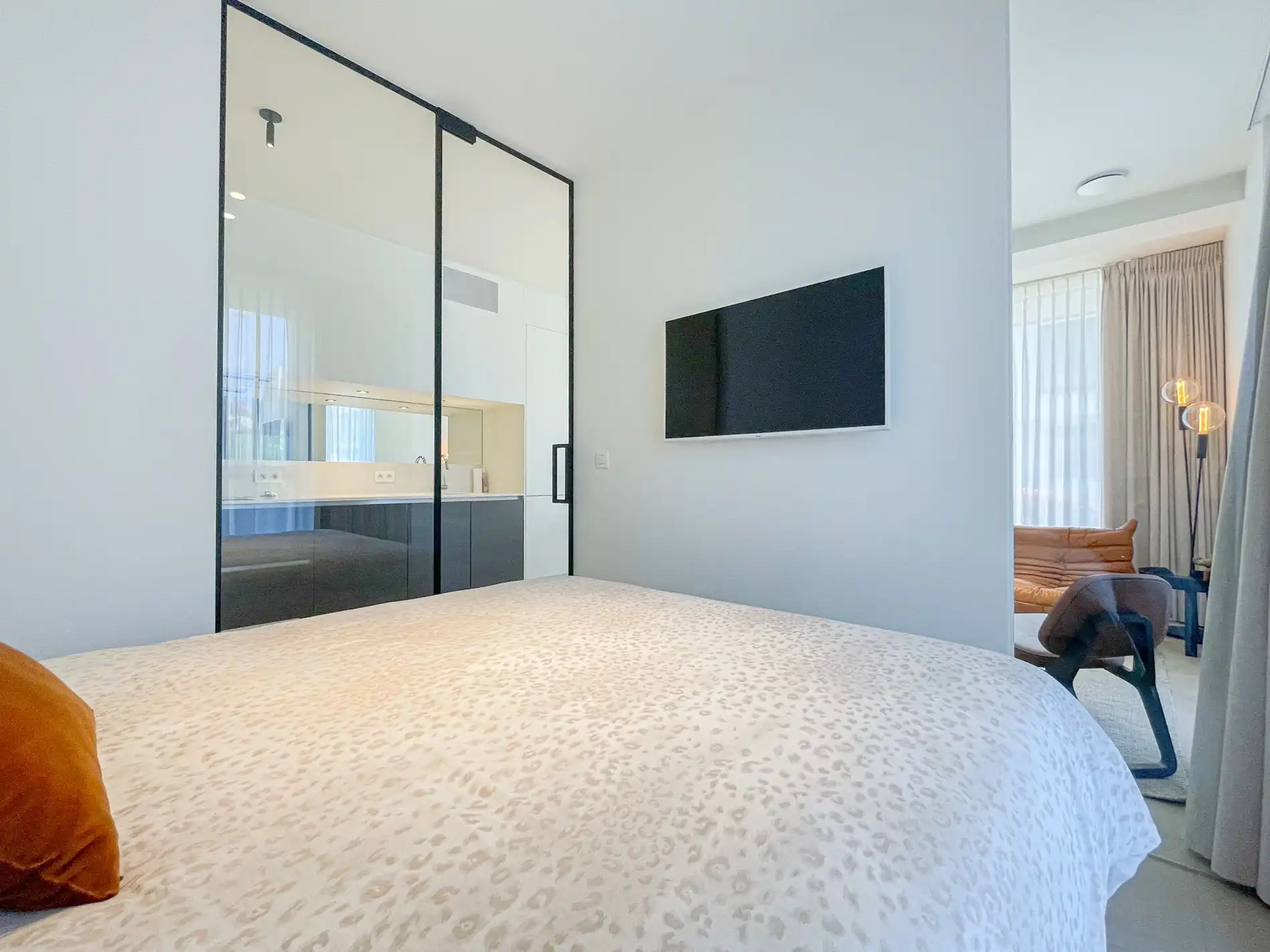 Subliem smaakvol ingericht hoek appartement gelegen in een recente residentie nabij de Dumortierlaan. foto 9