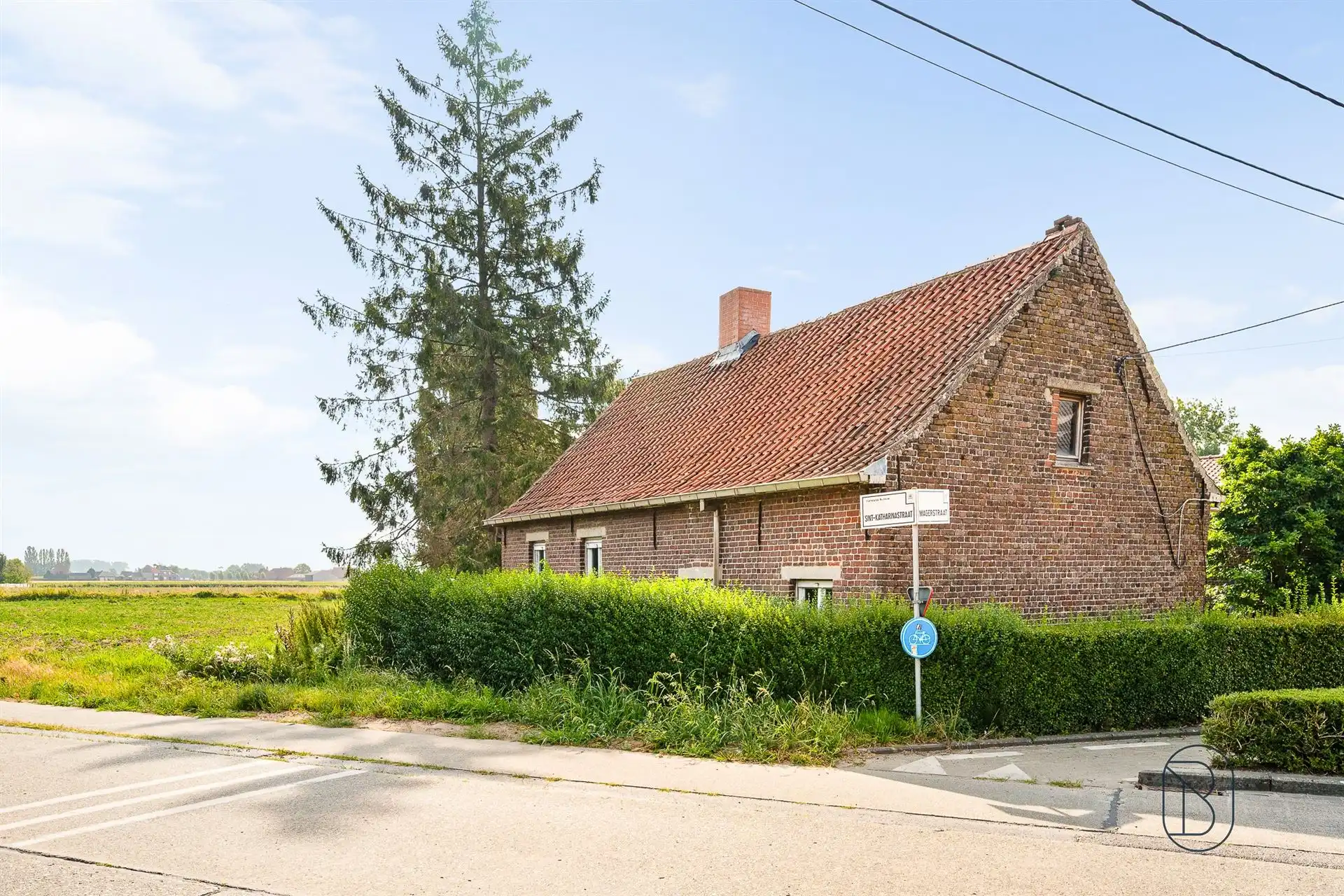 Eigendom met renovatiepotentieel op ca. 1.250 m² foto {{pictureIndex}}