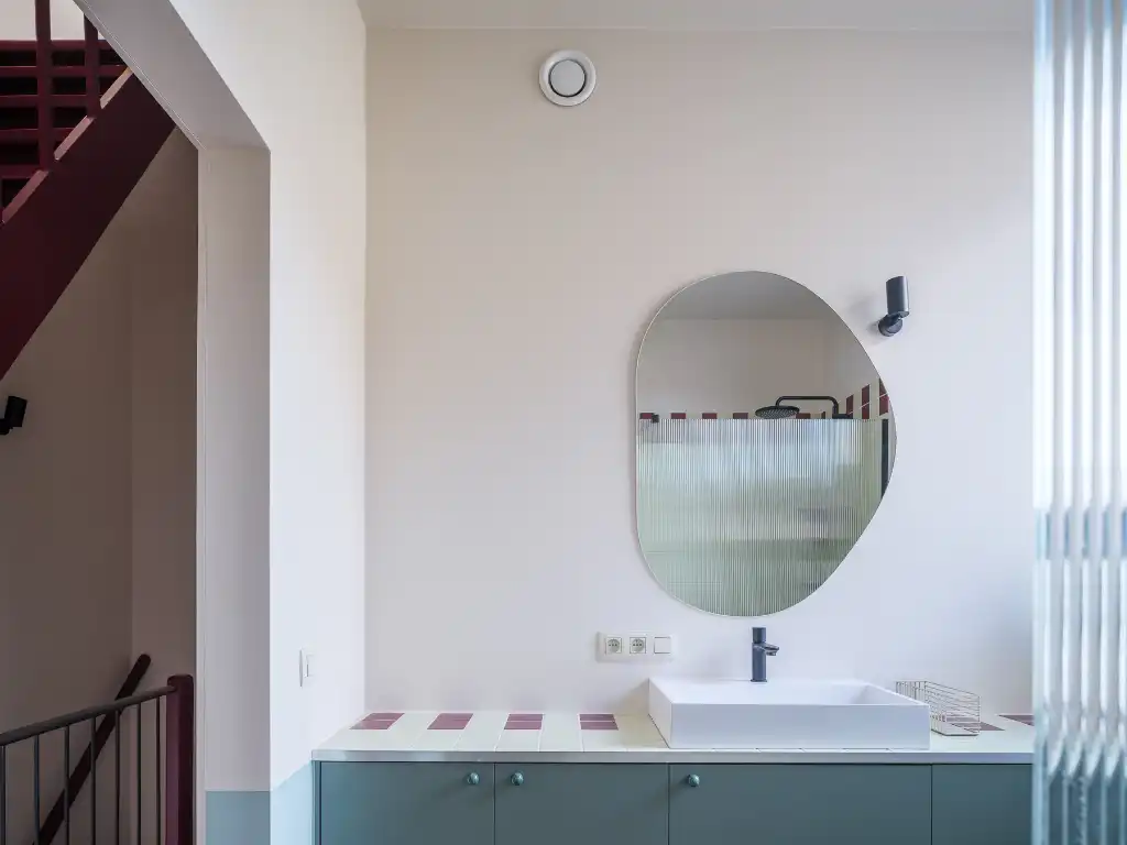 Architecturaal gerenoveerde, compacte woning met stadskoer naar de hand van ‘Hanne & Sam Architecten’ met 2 volwaardige slaapkamers op een boogscheut van Gent. foto 12