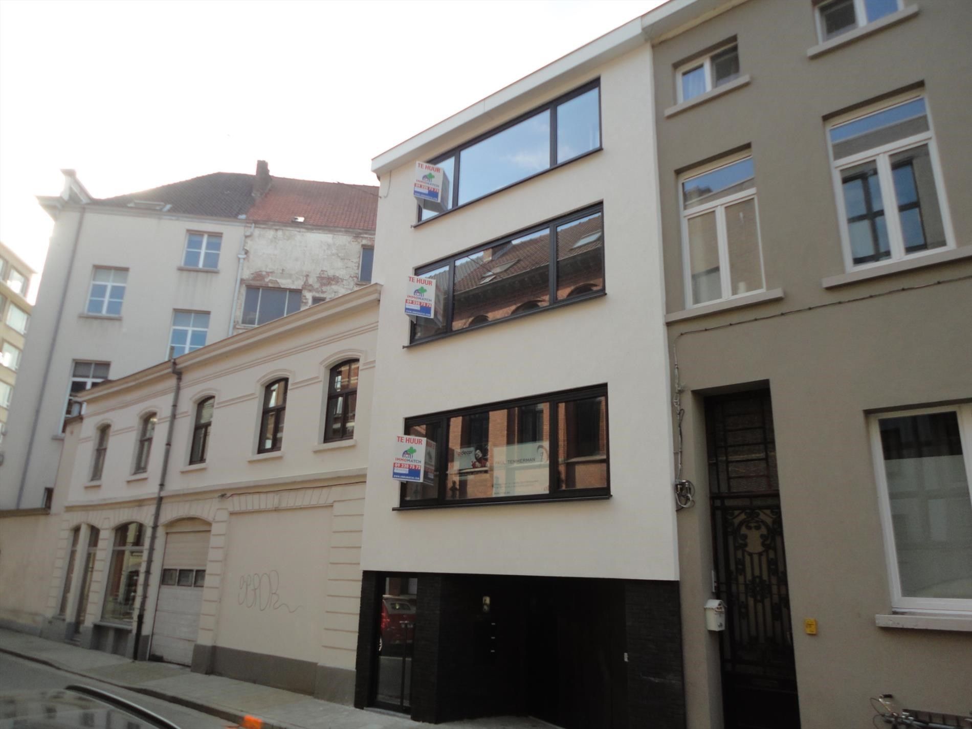 Volledig vernieuwd dakappartement met terras aan de Zuid in Gent foto {{pictureIndex}}