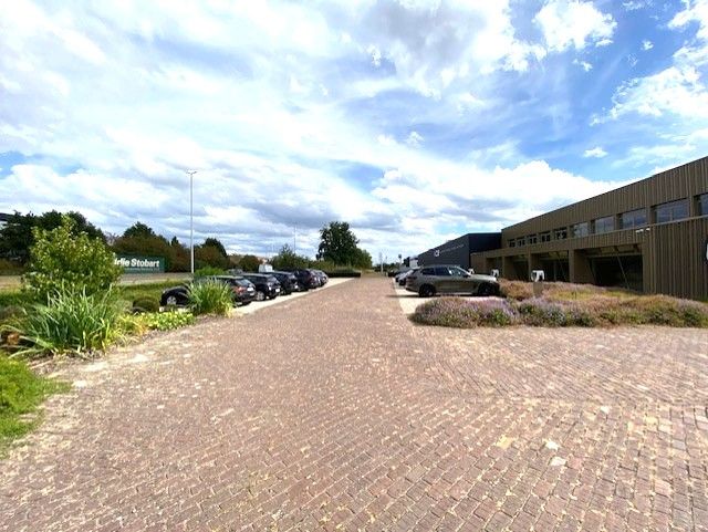 Stijlvolle kantoorruimte 300+m² met 16 autostaanplaatsen ideale ligging langs E313. foto 22