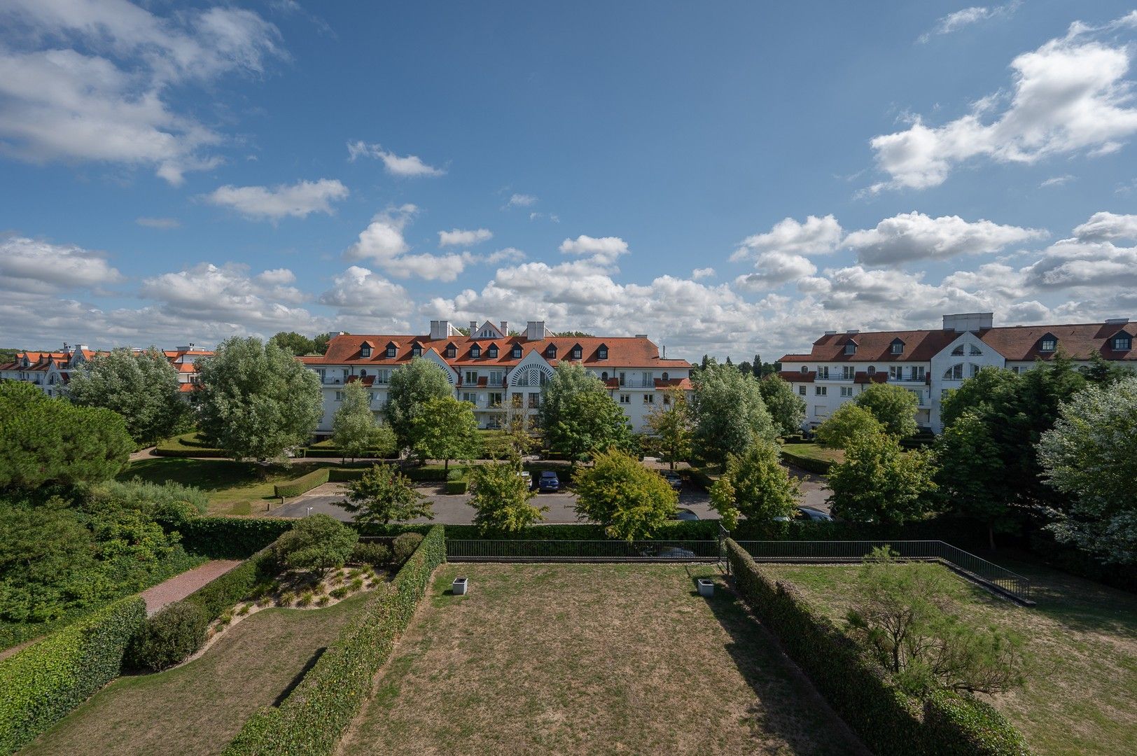 Hedendaags, instapklaar zuidgericht appartement, rustig gelegen in het Zoute. foto 4
