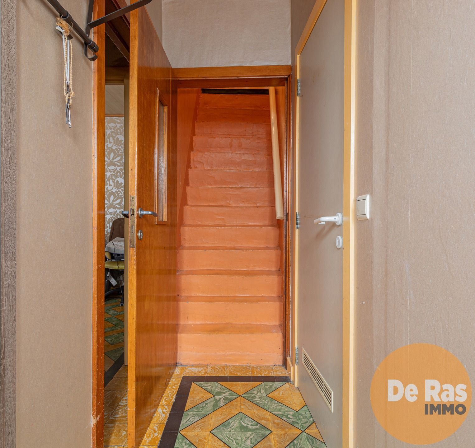 UITBERGEN - Te renoveren woning met tuin in rustige straat foto 2