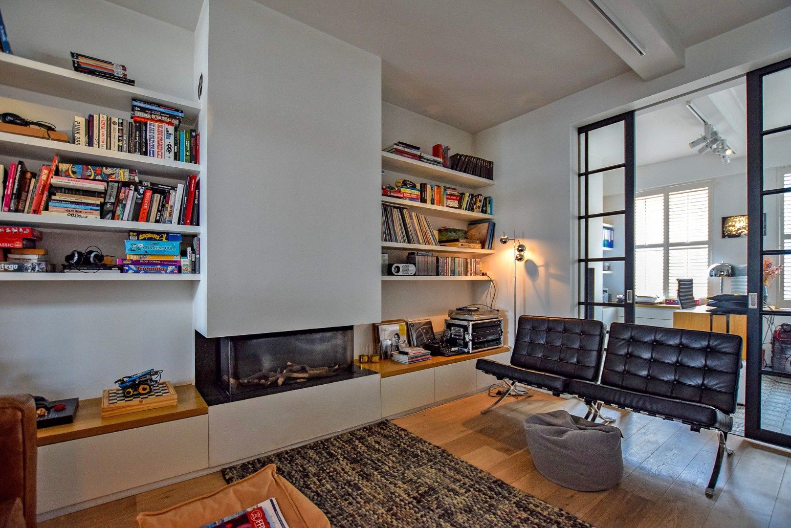 Met smaak gerenoveerde woning op een perceel van 747m² met toegang langs de zijkant. foto 4
