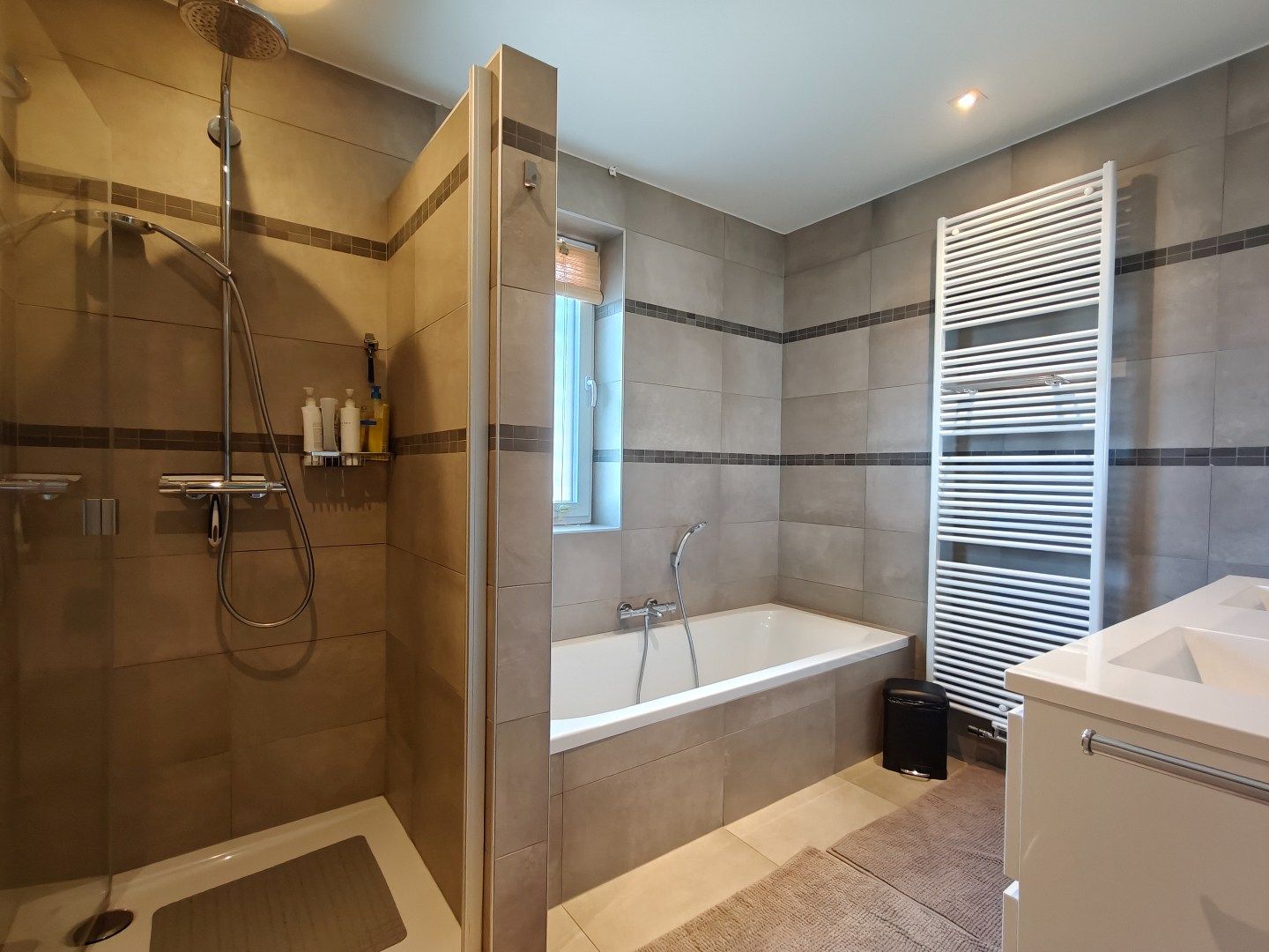 Halfopen bebouwing met drie slaapkamers, tuin en garage foto 7