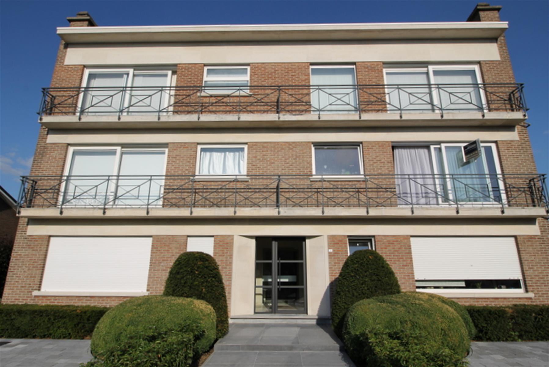 Drieslaapkamerappartement met garage te HEIST-OP-DEN-BERG foto {{pictureIndex}}