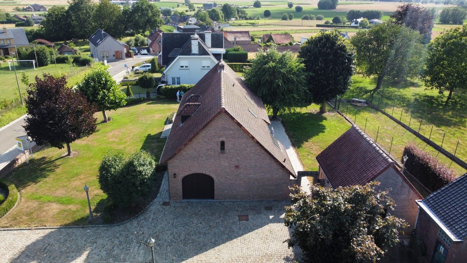 Karaktervol landhuis met bijgebouw op mooi, breed perceel met een opp. van 30a32ca foto 3