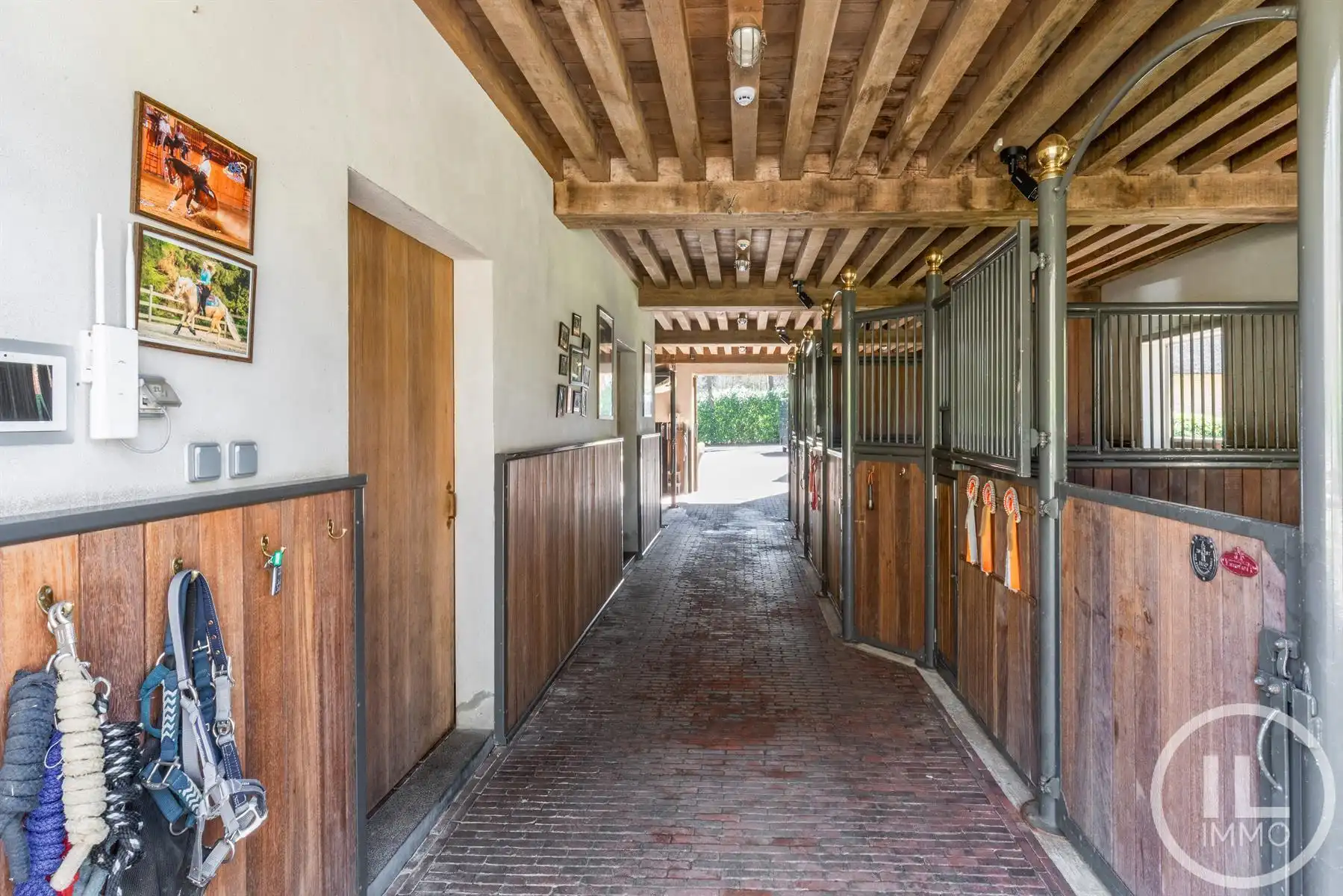 Schitterend domein van 7,7 ha met prachtige villa, zwembad, guesthouse, ruime schuur en uitgebreide paardenfaciliteiten. foto 35