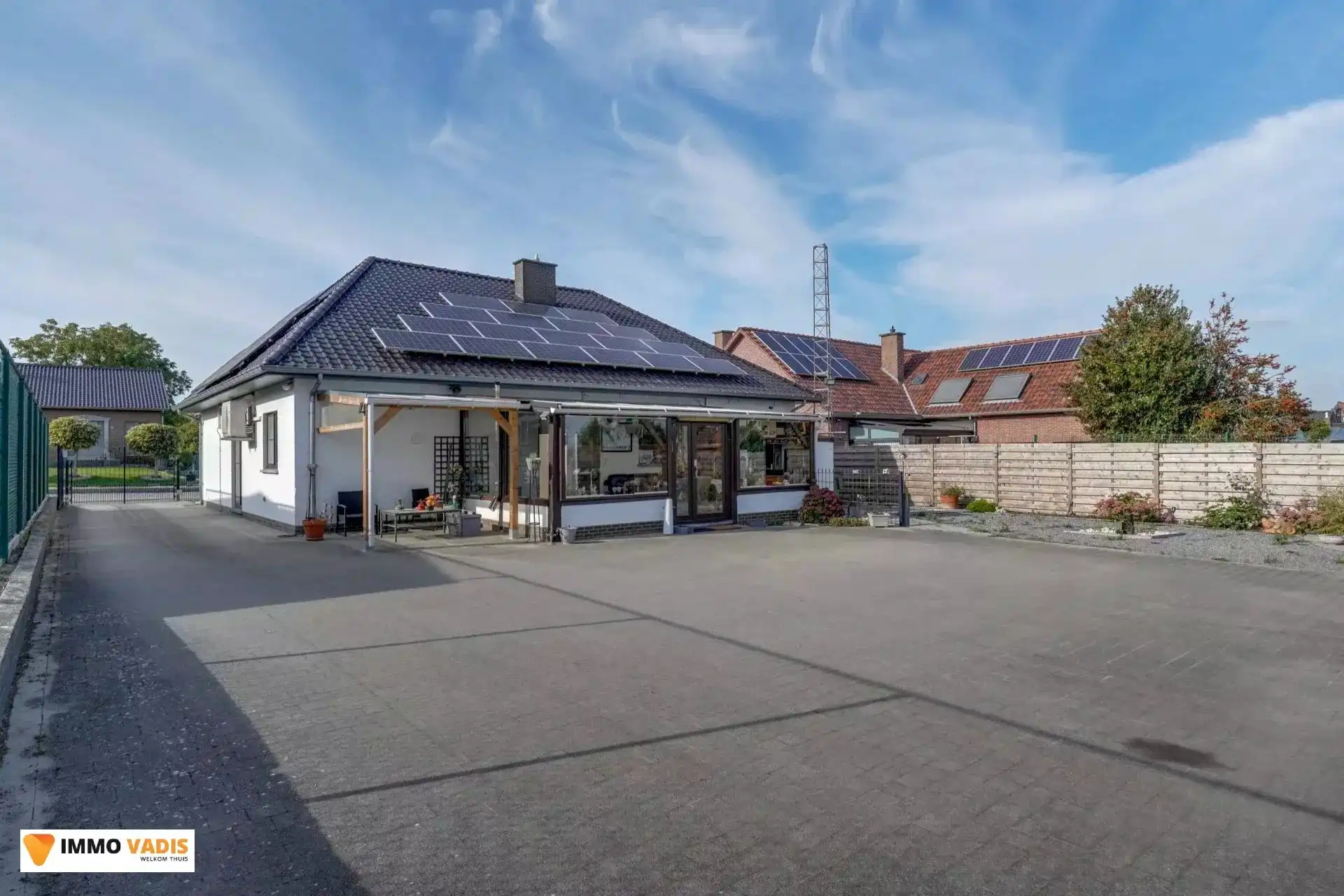 Te koop op lijfrente - Comfortabele villa met drie slaapkamers, twee garages en een magazijn. foto 3