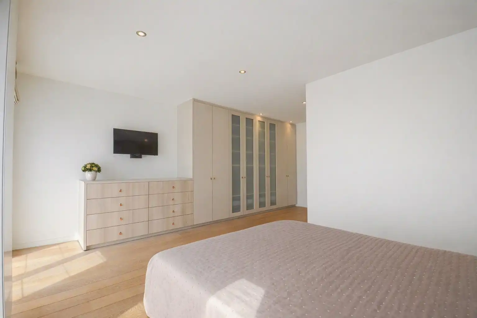 Topaanbieding – Uitzonderlijk ruim appartement gelegen in een stijlvolle residentie. foto 24