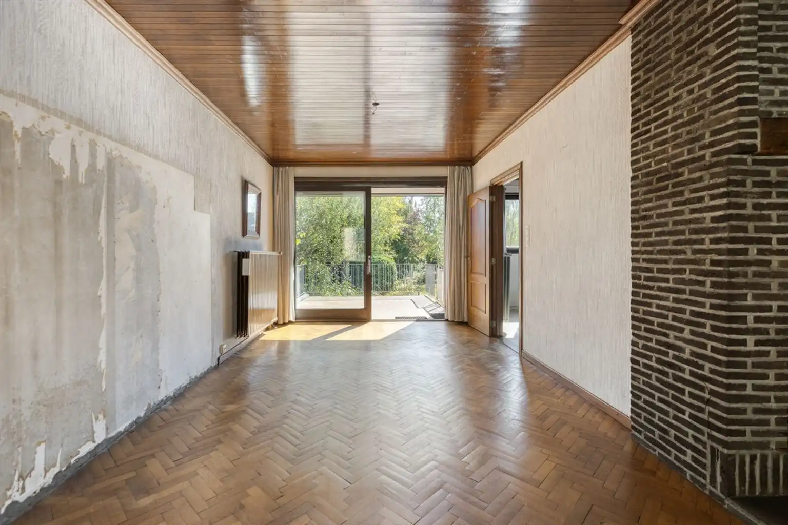 Vrijstaande woning met 3 slaapkamers, ruime tuin en garages op een riant perceel van 9a18ca, rustig gelegen nabij het centrum van Maaseik.  foto 6