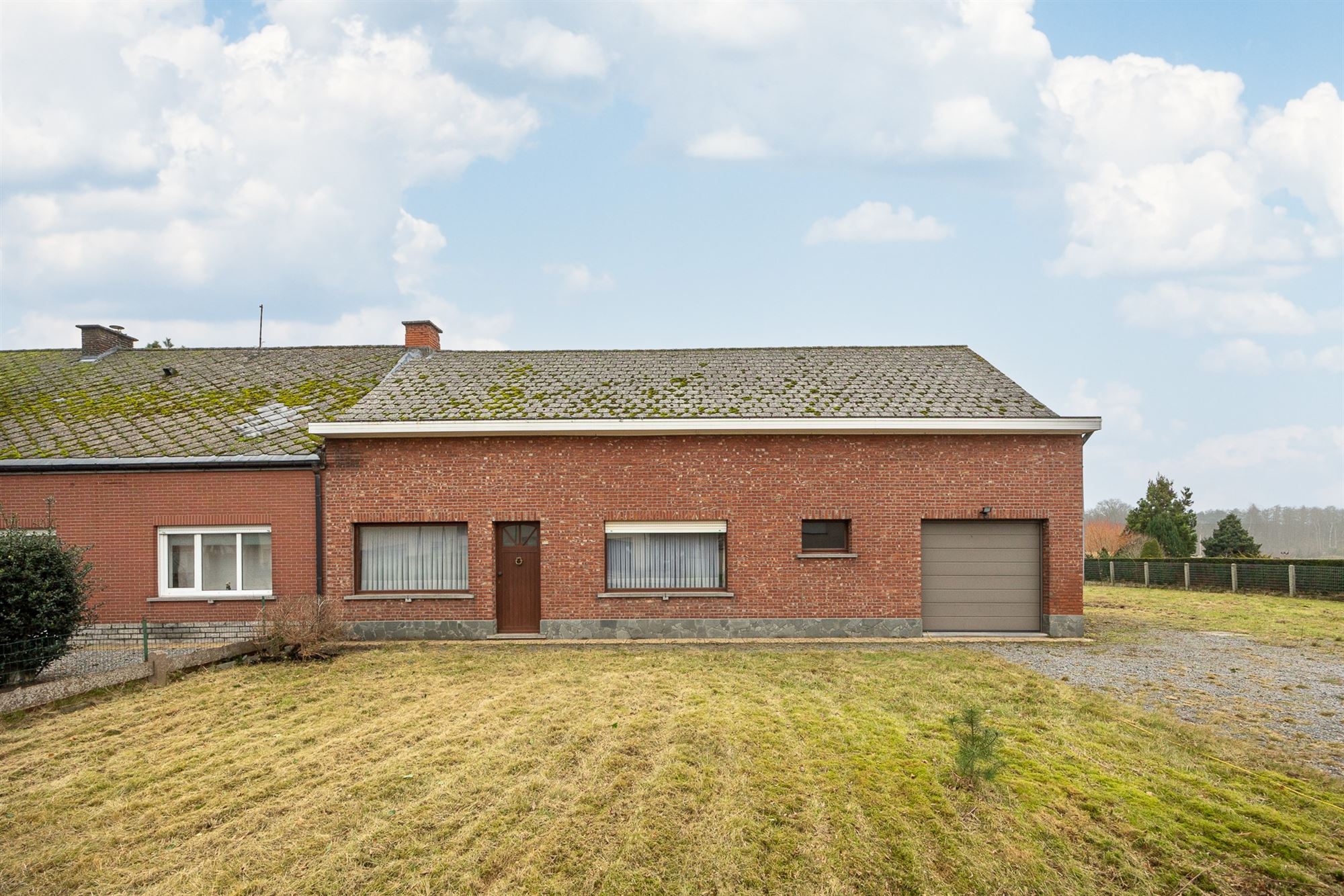 Te renoveren halfopen bebouwing met tuin en garage foto 1