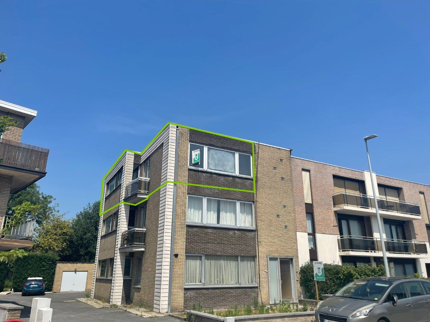 Hoofdfoto van de publicatie: Te vernieuwen hoekappartement met terras in rustige straat in het hartje van Sint-Kruis.