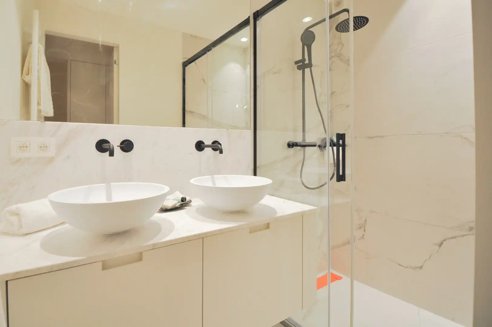 Volledig gerenoveerd hoek-appartement gelegen op enkele stappen van de zee. foto 10