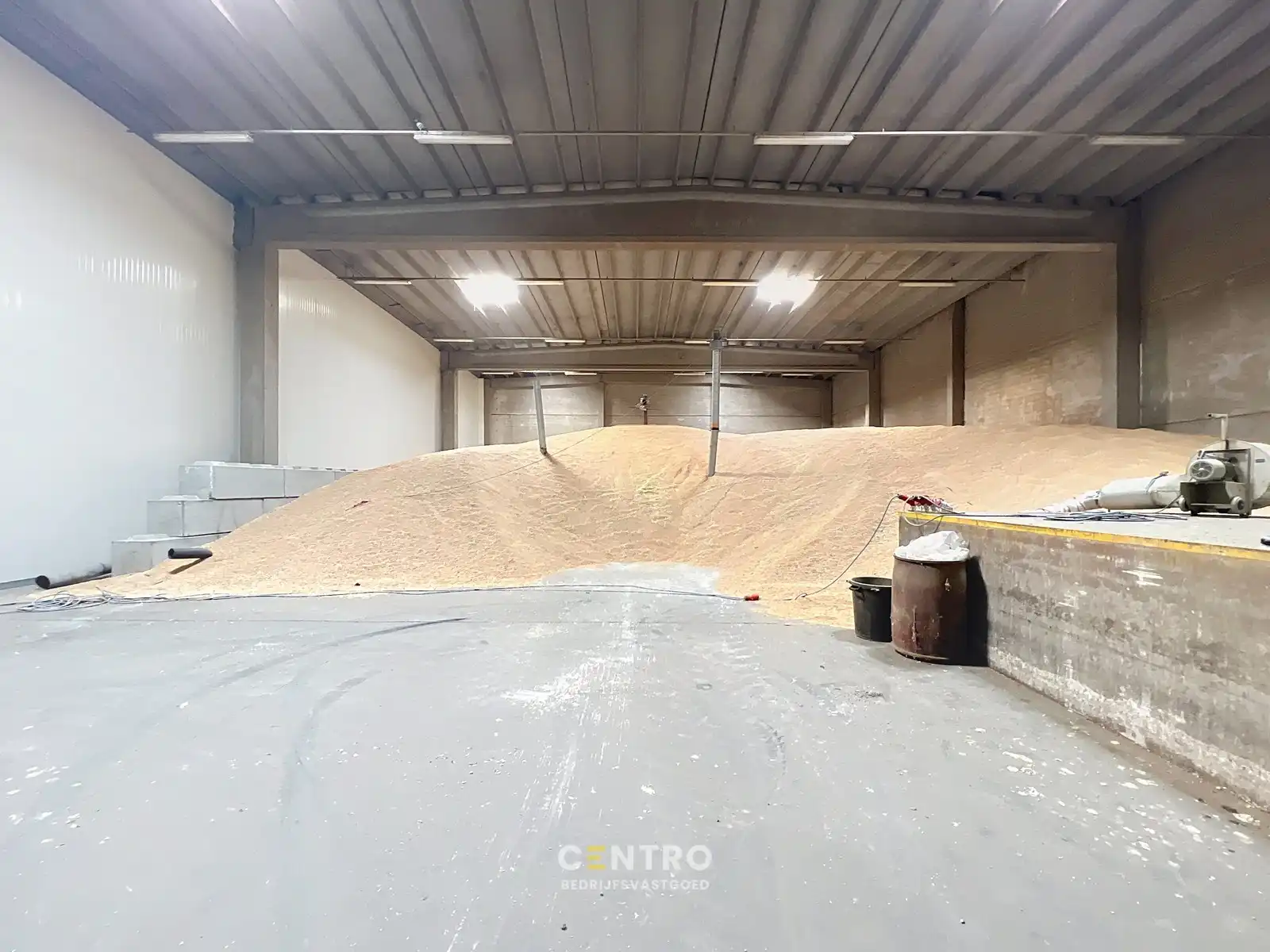 Magazijn van 600m² met laadkade TE HUUR , te Kerkhove (Avelgem). foto 4