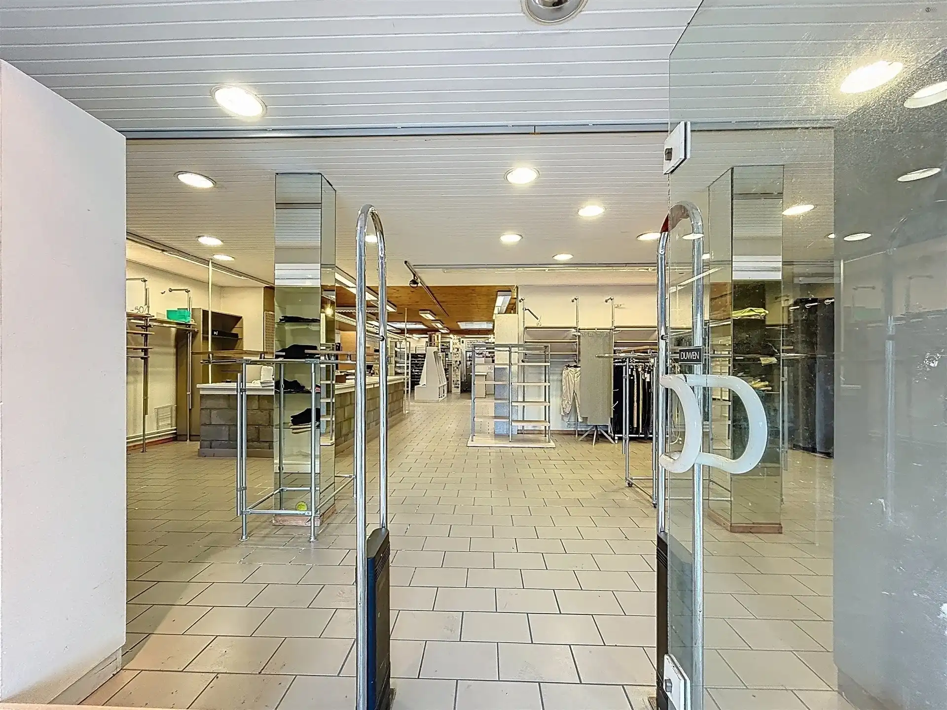 Handelspand met woongelegenheid + 2 app foto 3