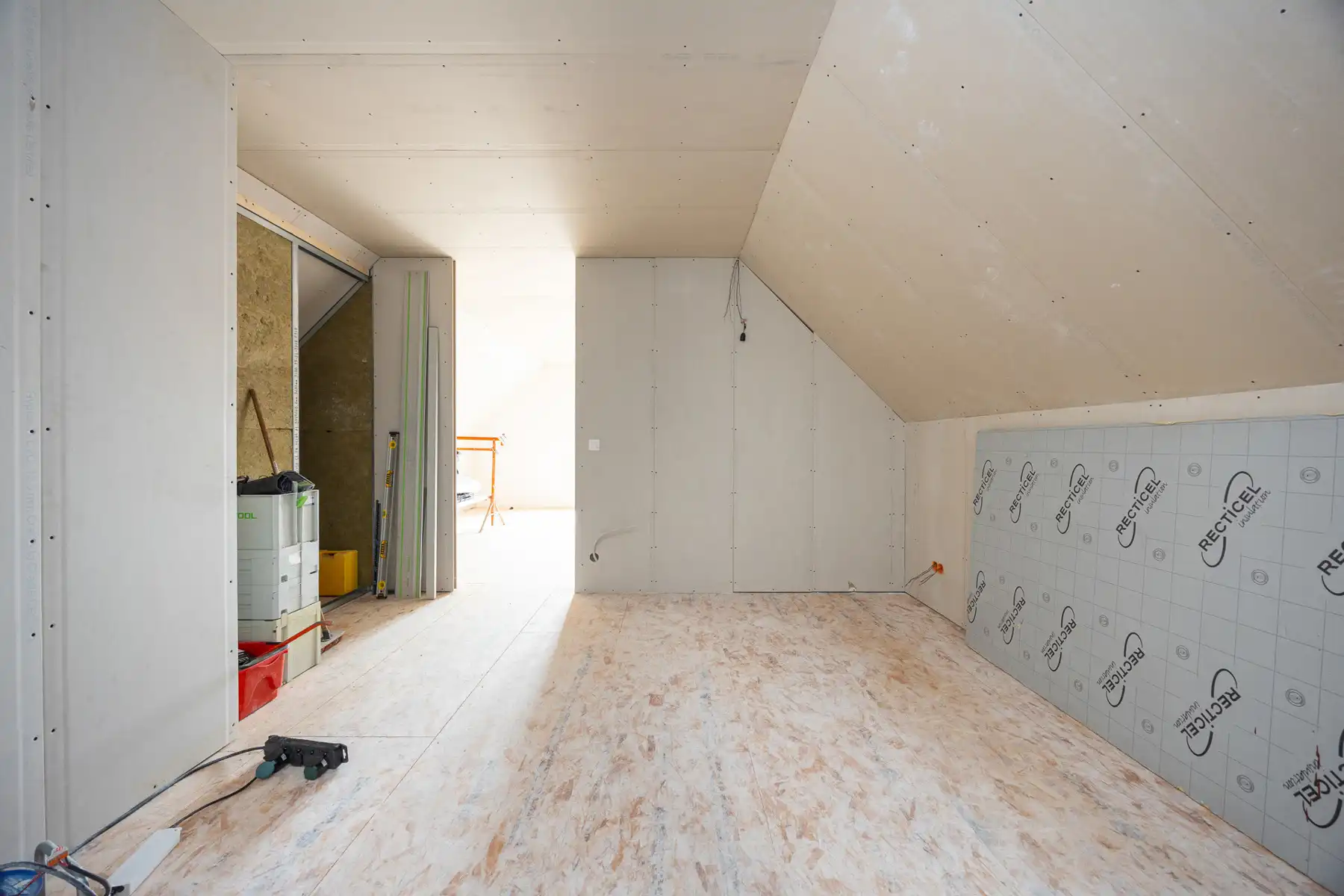 Ruime gezinswoning met tuin en 3 slaapkamers. foto 25