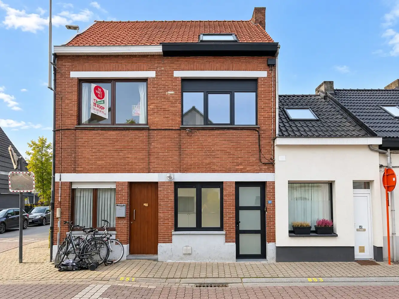 Vernieuwbouwwoning met 3 slaapkamers en koer foto {{pictureIndex}}