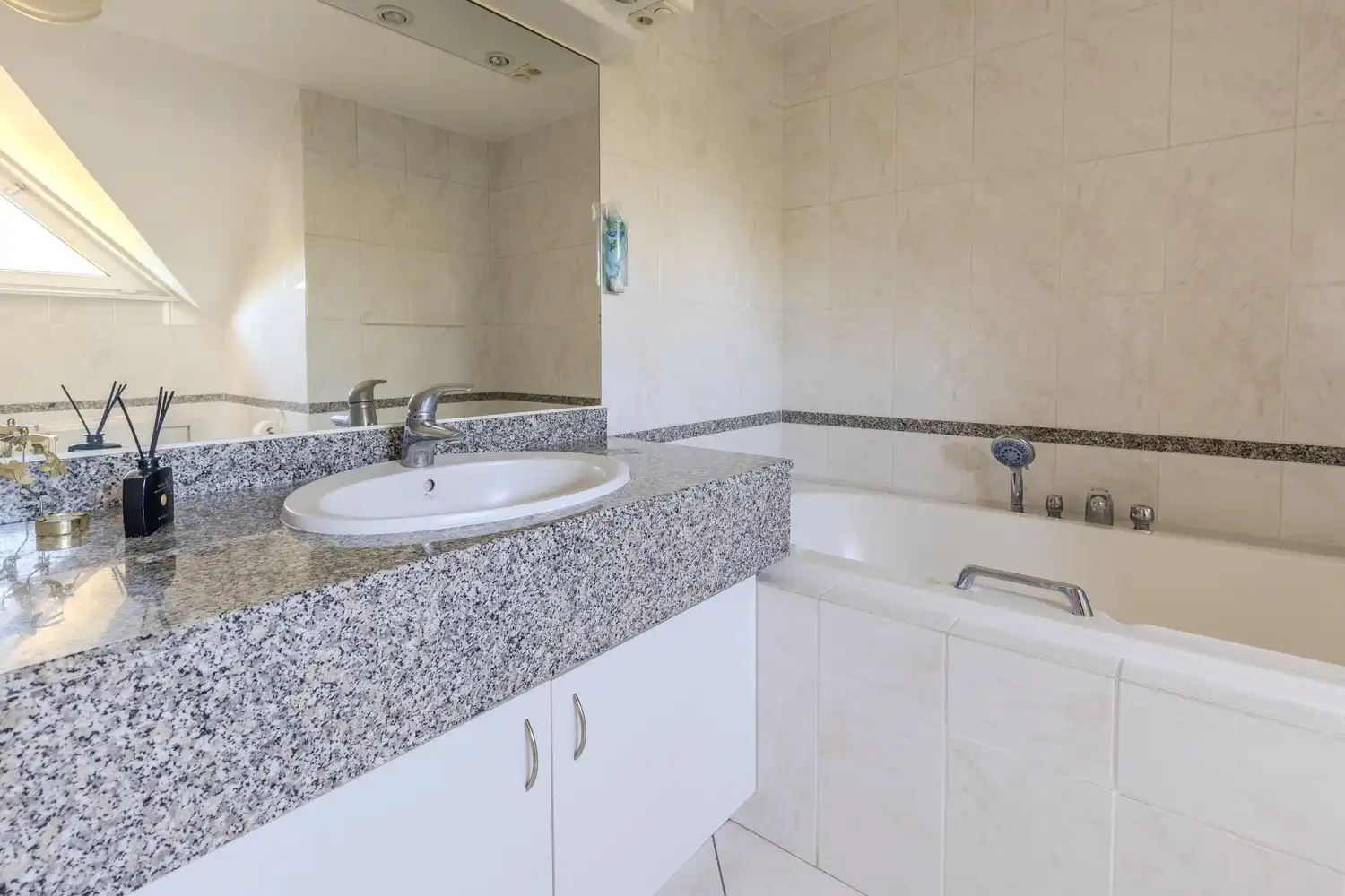 Ruime, instapklare vrijstaande woning met 5 slaapkamers en 3 badkamers in het gezellige Neerharen! foto 31